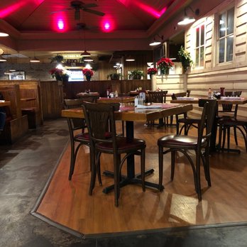 Barnes Restaurant - Main dining area - Barbeque Near Me - Savannah, Georgia