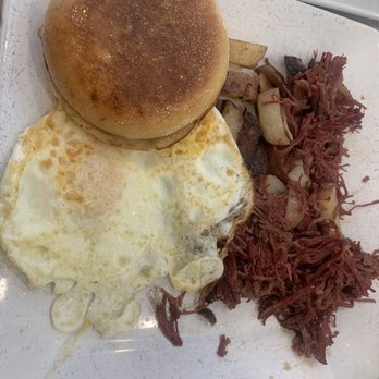 Anna's House - Grandville - Corned Beef Hash & Egg with english muffin - Breakfast & Brunch Near Me - Grandville, Michigan