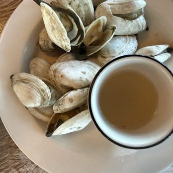 Lighthouse Inn - Steamers - Bed & Breakfast Near Me - West Dennis, Massachusetts
