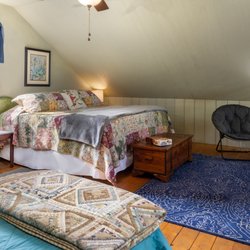 Sundara West Bed and Breakfast - Loft bedroom in the cottage