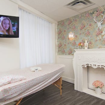 Cutie Pie Wax Bar - Cutie PIe Waxing Room. Watching Clueless is the perfect distraction :) - Hair Removal Near Me - North Vancouver, British Columbia Cutie Pie Wax Bar - Cutie PIe Waxing Room. Watching Clueless is the perfect distraction :) - Hair Removal Near Me - North Vancouver, British Columbia