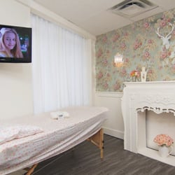 Cutie Pie Wax Bar - Cutie PIe Waxing Room. Watching Clueless is the perfect distraction :)