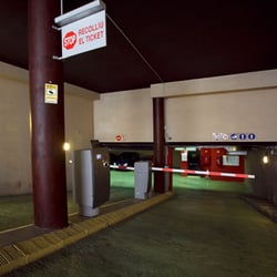 Aparca&Go - Parking a 2 min de la Estación de tren de Sants de Barcelona. Parking de larga estancia a mitad de precio del oficial. Parking c