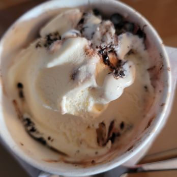 Cold Stone Creamery - Vanilla with the mixing to one side, not mixed well - Ice Cream & Frozen Yogurt Near Me - Van Nuys, California