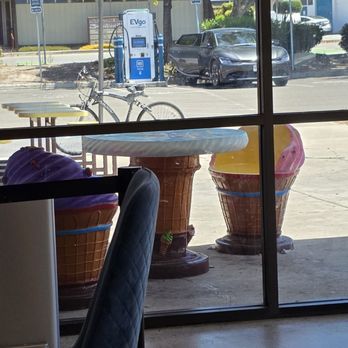 Smoove Ice Cream - Cute outside seating - Ice Cream & Frozen Yogurt Near Me - Milpitas, California