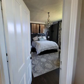 The Parrott House - B&B room - New American Near Me - Roseburg, Oregon The Parrott House - B&B room - New American Near Me - Roseburg, Oregon