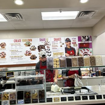 Cold Stone Creamery - Inside preparation. - Ice Cream & Frozen Yogurt Near Me - Fresno, California