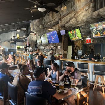 Marni's - people eating at a restaurant - Sports Bars Near Me - Seal Beach, California