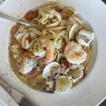 Mely's Cafe - Fettuccine Gamberetti e Vongole - Italian Near Me - San Pablo, California
