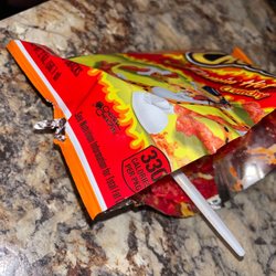 Refresqueria La Curvita - They gave me chips that were opened.