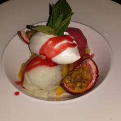 De Walrus - Gecarameliseerde ananas met sorbetijs