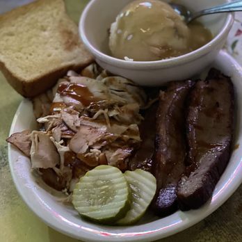Wobbly Boots Roadhouse - Combo brisket, turkey and mashed potatoes - Barbeque Near Me - Osage Beach, Missouri