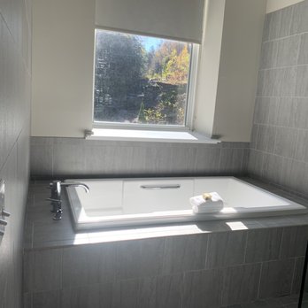 Ledges Hotel - Bathroom - Hotels Near Me - Hawley, Pennsylvania Ledges Hotel - Bathroom - Hotels Near Me - Hawley, Pennsylvania