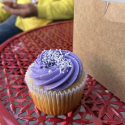G.G. Sugarplum's Bakeshop - Daisy Cupcake