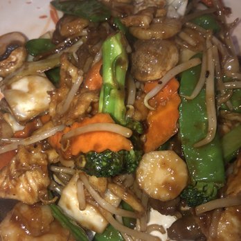 Golden Wall - Chinese Near Me - La Mirada, California