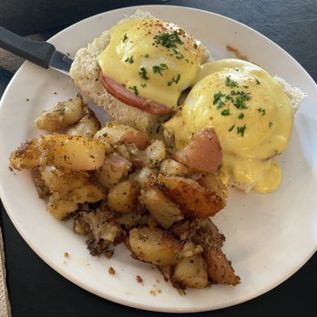 Hello Toast - Canadian Back Bacon Benny ($17.25) - Breakfast & Brunch Near Me - Kamloops, British Columbia Hello Toast - Canadian Back Bacon Benny ($17.25) - Breakfast & Brunch Near Me - Kamloops, British Columbia
