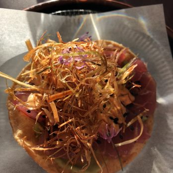 Donda - Taco med avocadocreme, soya- og sesammarineret tun, mayo af en slags og fritteret porre med blomster - Bars Near Me - København