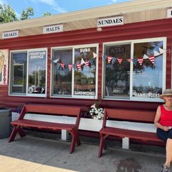 Monona Bait & Ice Cream - Exterior benches