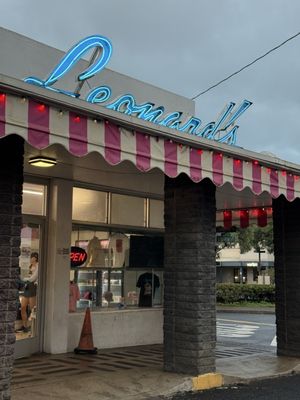 Leonard's Bakery Malasada Truck by null