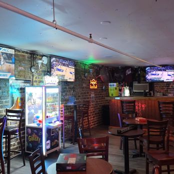 Pour Larry's Bar - Dive Bars Near Me - Savannah, Georgia