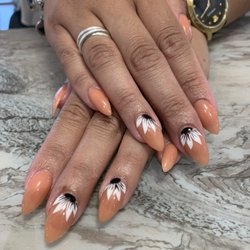 V Nails & Spa