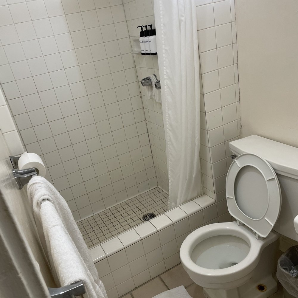 Pacific Marina Inn - Clean bathroom. - Hotels Near Me - Honolulu, Hawaii