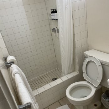 Pacific Marina Inn - Clean bathroom. - Hotels Near Me - Honolulu, Hawaii Pacific Marina Inn - Clean bathroom. - Hotels Near Me - Honolulu, Hawaii