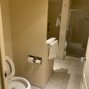 Hilton Chicago/Oak Brook Suites - Bathroom - Hotels Near Me - Oakbrook Terrace, Illinois Hilton Chicago/Oak Brook Suites - Bathroom - Hotels Near Me - Oakbrook Terrace, Illinois