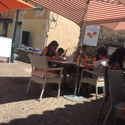 Le Mas des Orangers - Une terrasse sur la place de Gaulle, cool pour les enfants.