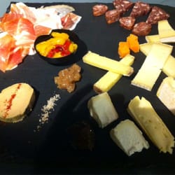 Le Bistrot du Fromager - Une "assiette bistrot" pour 2 : du fromage délicieux, saucisse sèche, jambon cru, poivron mariné et foie gras !!!
