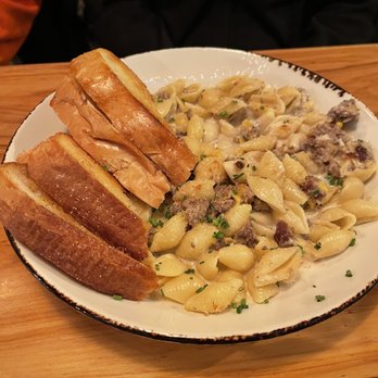 Craftsman Table & Tap - Cheeseburger Mac w/ garlic bread - Gastropubs Near Me - Middleton, Wisconsin