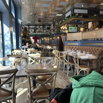 The Hunter's Hound - Empty on Sunday at noon - Bars Near Me - Chevy Chase, Maryland