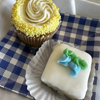 Mt.Washington Florist & Coffee Bar - Vanilla cupcake and petit four - Coffee & Tea Near Me - Mount Washington, Kentucky Mt.Washington Florist & Coffee Bar - Vanilla cupcake and petit four - Coffee & Tea Near Me - Mount Washington, Kentucky