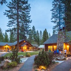Evergreen Lodge Yosemite - Evergreen Lodge Main Plaza