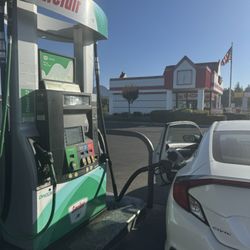 Sinclair - Filling up & FYI, some are having issues doing debit along with others out of order!