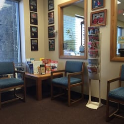 Ginsberg Lawrence T - Small, warm waiting room complete with tons of magazines for kids and adults.