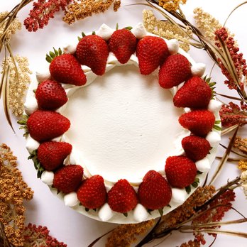 Cake Nouveau - strawberries arranged in a circle - Bakeries Near Me Cake Nouveau - strawberries arranged in a circle - Bakeries Near Me