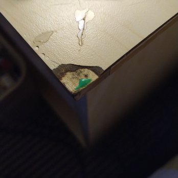 Quality Inn & Suites Lathrop - Edge of table cracked - Hotels Near Me - Lathrop, California