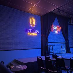 Loonees Comedy Corner - The feel of the stage just before the show. Slowly, the room fills and then....