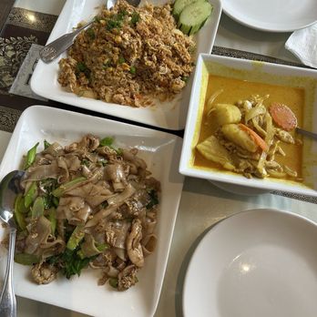 Thai Paradise - Crab Fried Rice, Pad See Ew w/chicken, and Yellow Curry w/chicken - Thai Near Me - Monterey Park, California Thai Paradise - Crab Fried Rice, Pad See Ew w/chicken, and Yellow Curry w/chicken - Thai Near Me - Monterey Park, California