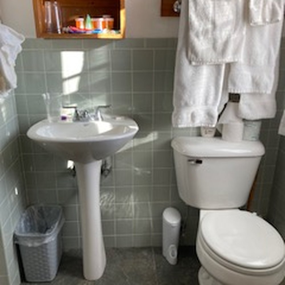 King Phillip Motel - Shiny new fixtures & tiles. Lots of towels which we've messed up a bit - Hotels Near Me - Phillipston, Massachusetts King Phillip Motel - Shiny new fixtures & tiles. Lots of towels which we've messed up a bit - Hotels Near Me - Phillipston, Massachusetts