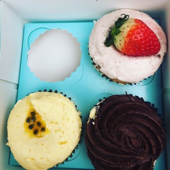 Lola's Cupcakes - All vegan: strawberry-coconut, passion fruit-coconut, and chocolate - Patisserie/Cake Shop Near Me - London, XGL