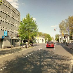 Ratinger Straße - Im Hintergrund das Ratinger Tor. Auf der linken Seite das Ratinger Parkhaus
