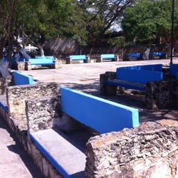 Parque De Chuburna - Banquitas con sombra y sin sombra pa' quien quiera broncearse