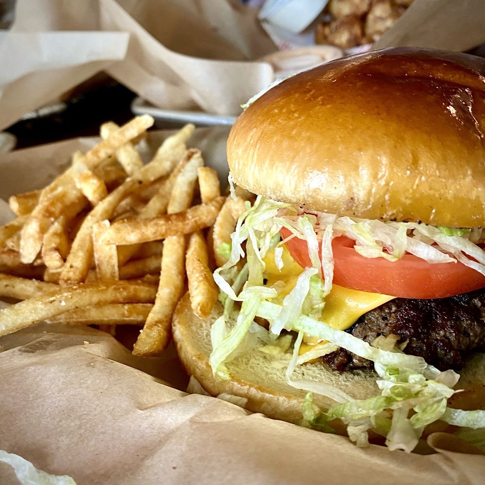 Burger & Company - Spirit Lake Logo