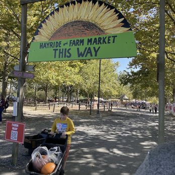 Johnson's Corner Farm - Farm entrance - Fruits & Veggies Near Me - Medford, New Jersey
