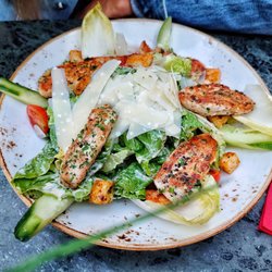 Jesse James - Caesars Salad mit gegrillten Hähnchenbruststreifen (14,50 €)