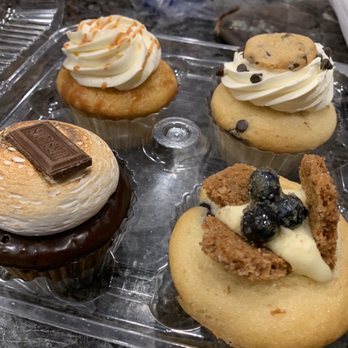 Molly’s Cupcakes - Desserts Near Me - Chicago, Illinois