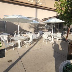 Superior Grocers - Plenty of seating (outside)