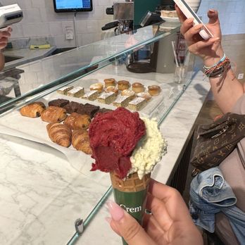 DelaCrem - Half cherry half pistachio - Ice Cream & Frozen Yogurt Near Me - Barcelona, B